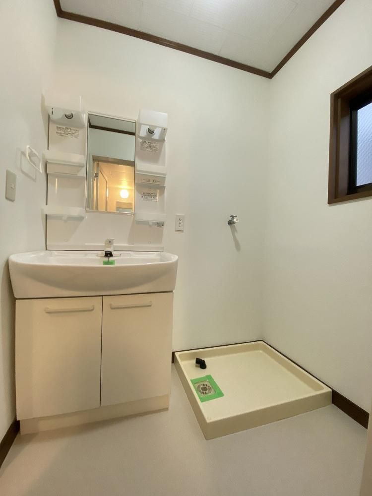 【洗面所】　独立洗面台と室内洗濯機置き場