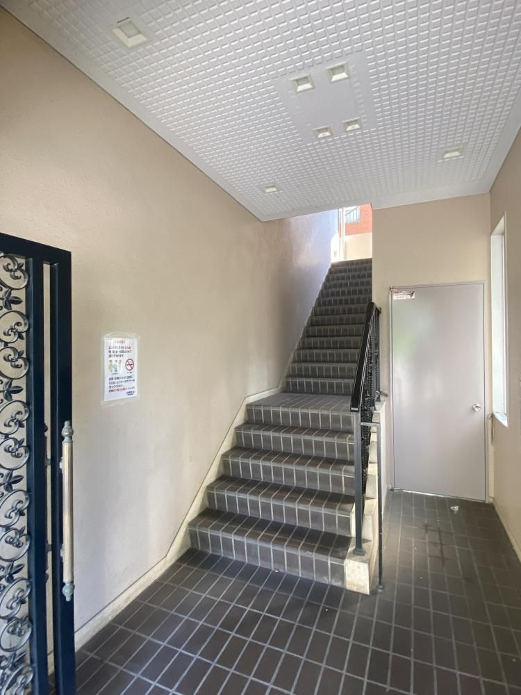 �y���̑����L�����z�@�G���x�[�^�[�͂Ȃ��A�K�i���g���܂��B�K�i�̏���~��͗ǂ��^���ɂȂ�܂���