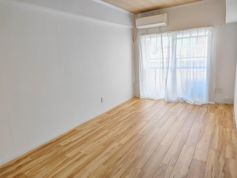 �y�����E���r���O�z�@�������o���R�j�[�ɖʂ�������