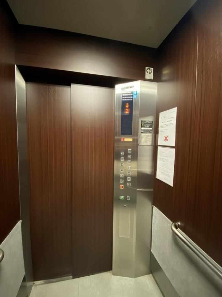 �y���̑��ݔ��z�@�G���x�[�^�[�ɓ�