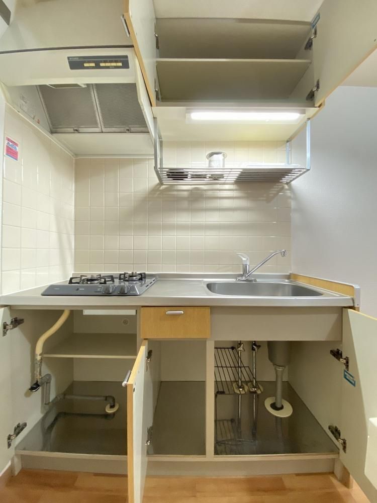 【キッチン】　上段にも棚があり収納力のあるキッチン